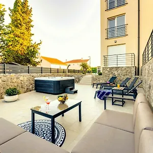 Cosmopolitan Apartment